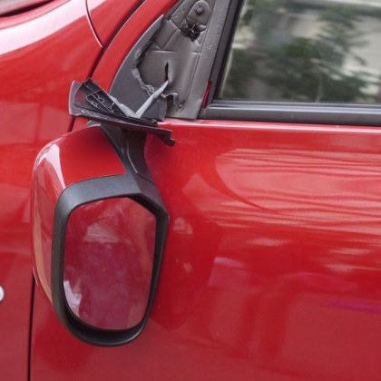 Непълнолетен и малолетен извършили вандалска проява са установени от служители