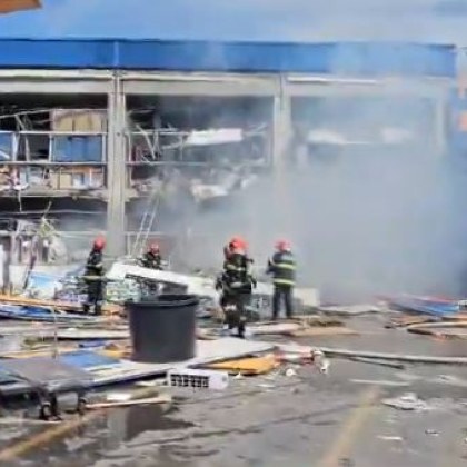 Силна експлозия е станала в търговски център в румънския град