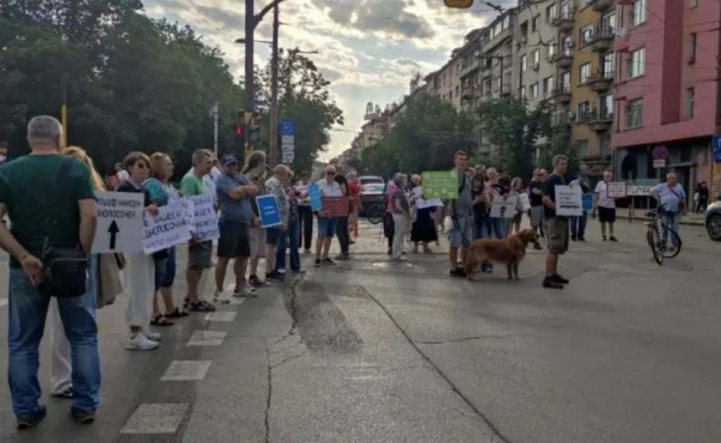 Протестиращи блокираха кръстовище в центъра на София