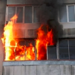 Младежи нахлуха в горящ апартамент, за да спасят баща и дете