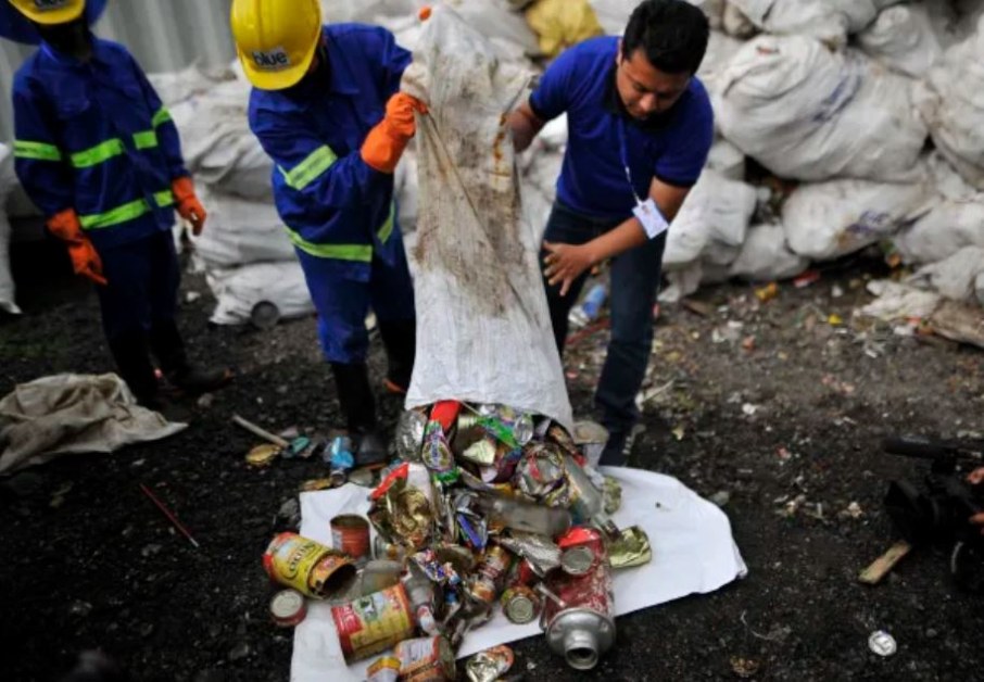 Изчистиха 11 тона боклук, тела и скелети от Еверест