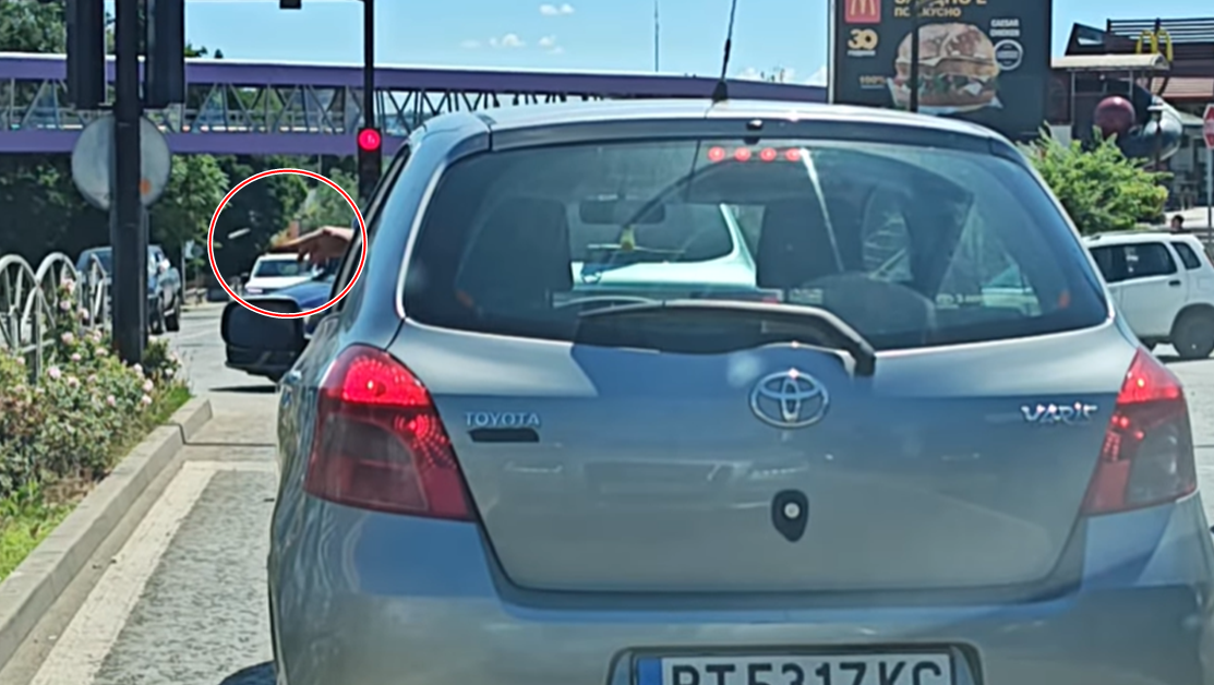 Мъж изригна, след като шофьор изхвърли фас през прозореца на колата си ВИДЕО