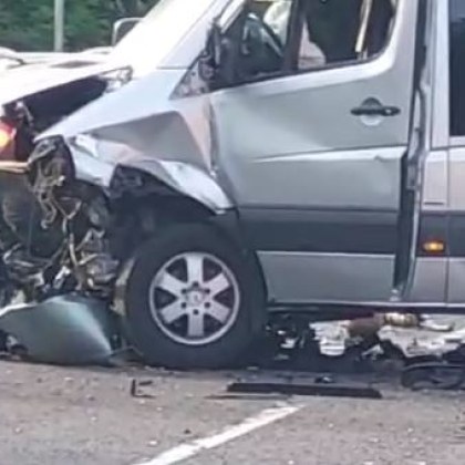 Двама са пострадали при тежката катастрофа между кола и бус