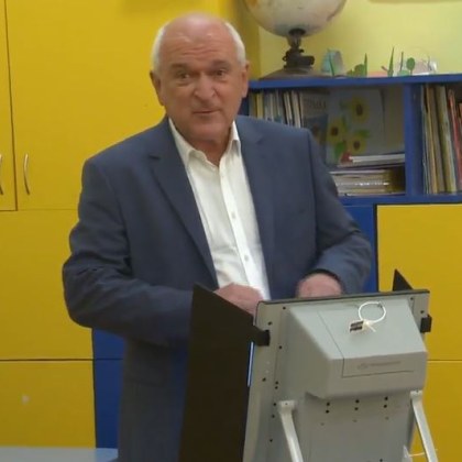 Служебният премиер Димитър Главчев гласува на изборите 2 в 1