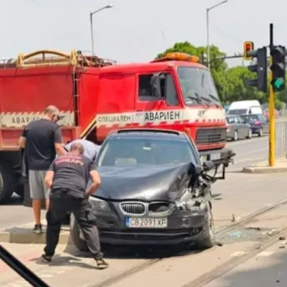 Трамвай и лек автомобил чиято марка е BMW са се сблъскали в