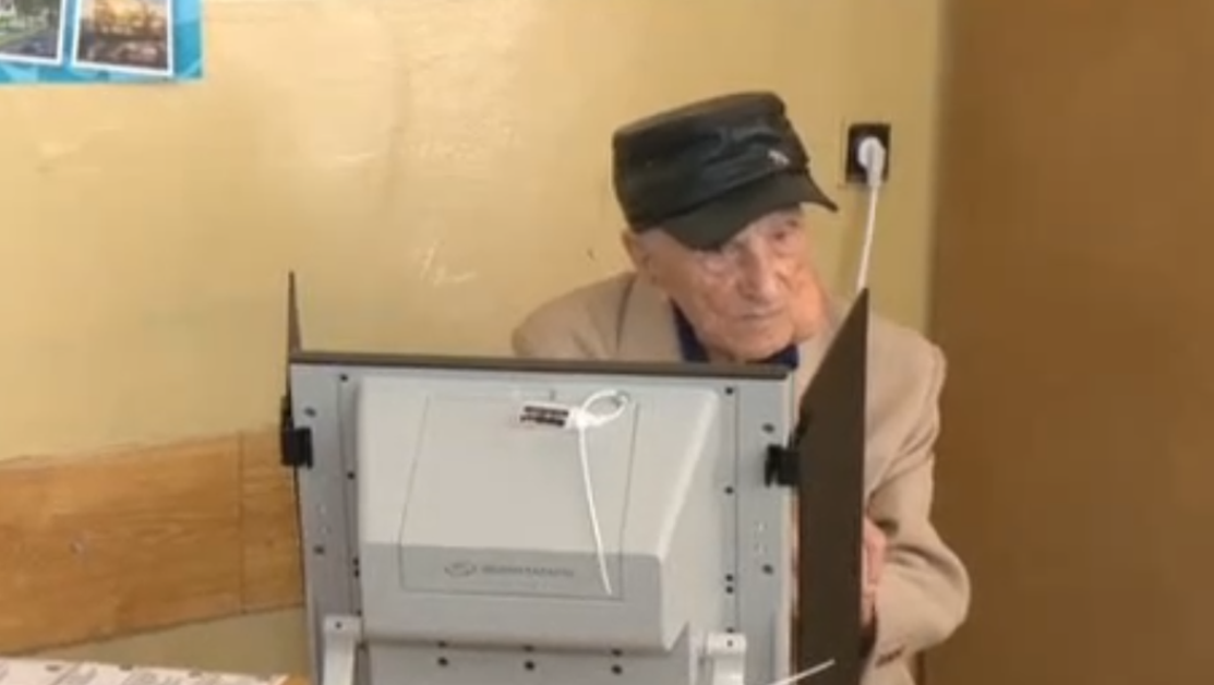 На 104 години е най-възрастният избирател във Варна, гласува с машина