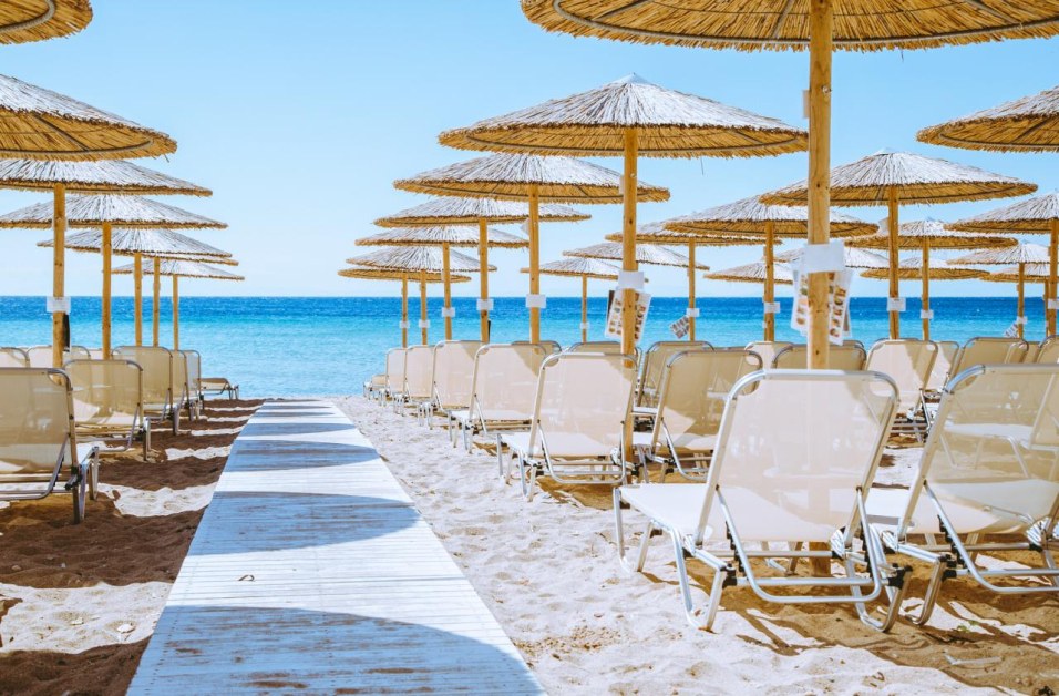 Нашенка на гръцки плаж: Искаха ми 30 евро за шезлонг, чадърът бил безплатен