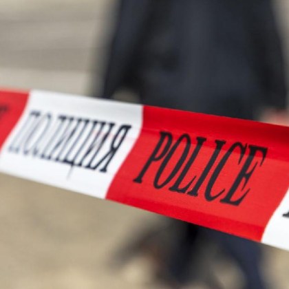 Полицаи отцепиха района около Здравната инспекция в Бургас от началото