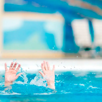 Дете едва не се удави в басейн на хотел в