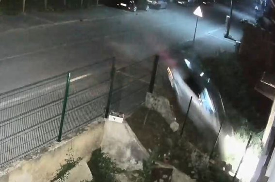 Кола изхвърча от пътя, озова се в двор на къща