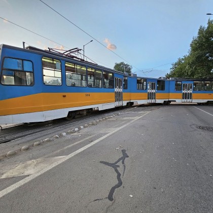 Трамвай дерайлира и се озова на тротоара Това показват кадри