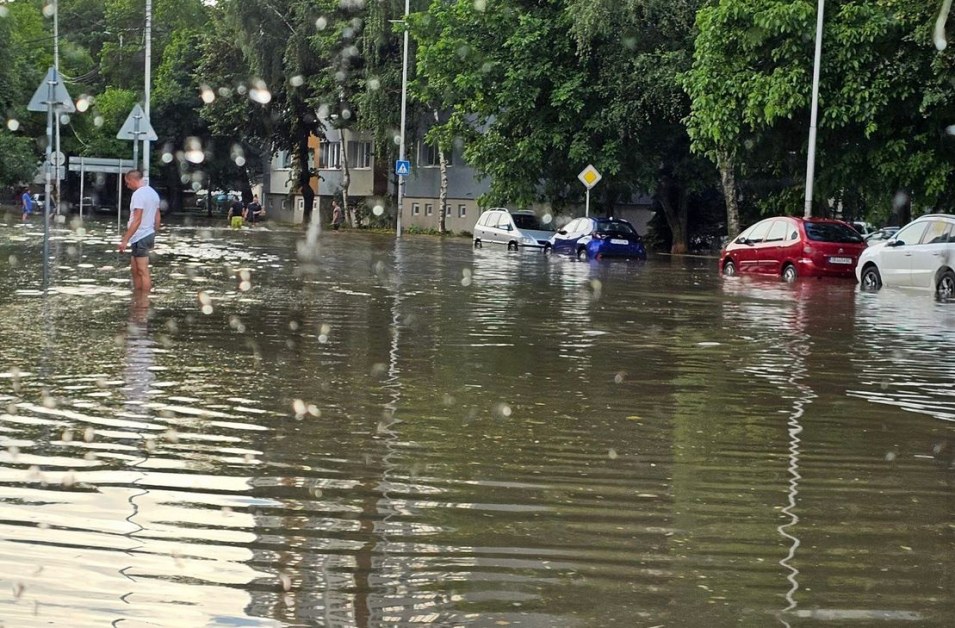Бурята наводни улици в роден град СНИМКИ