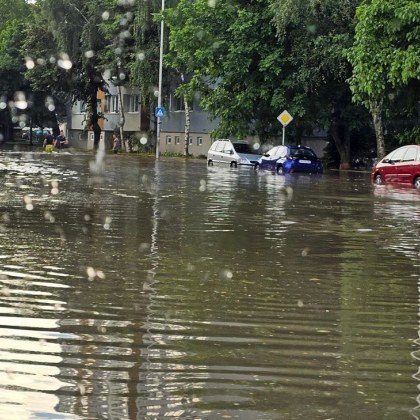 Силна буря с градушки и дъжд връхлетя части от Северна