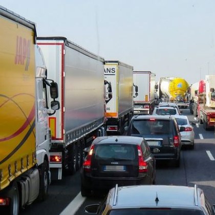 Шофьори сигнализираха за километрична опашка от камиони в Румъния чакащи