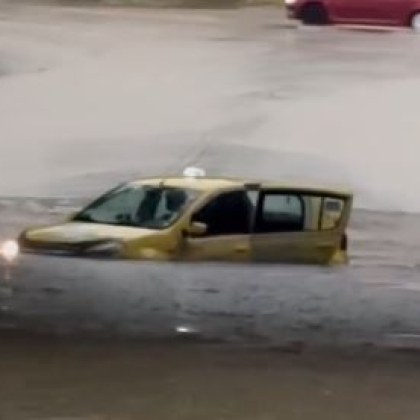 Таксиметров автомобил остана блокиран в наводнен участък по улиците на