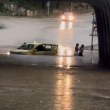 Такси заседна в наводнен участък, момичета газиха във вода до кръста ВИДЕО