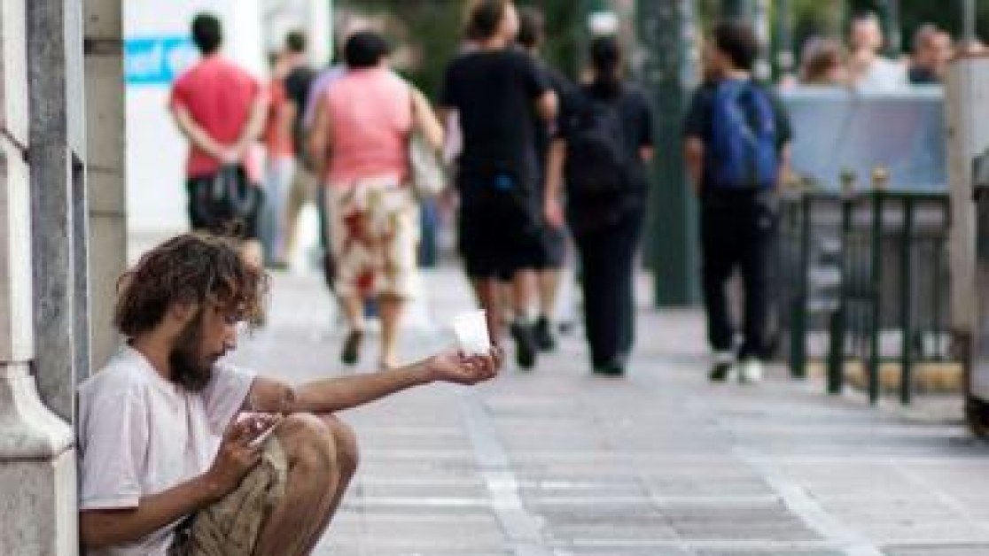 Евростат: Много българи и гърци са на прага на бедността