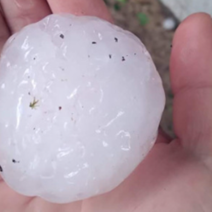 Градушка съпроводена с мощен дъжд и вятър удари Ботевград и съседните