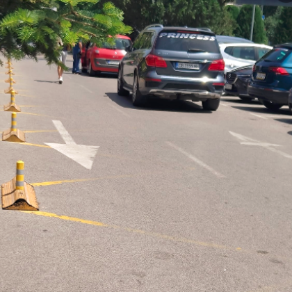 Джип е блокирал водачи в паркинг до столичен супермаркет За