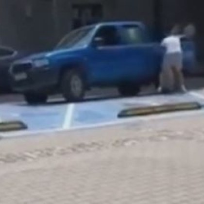Мъж се опита да свали собственоръчно скобата си за паркиране
