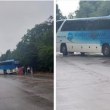 Роден куриоз: Пътници бутат автобус СНИМКА