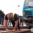 Най-силният българин издърпа под метър разстояние три локомотива
