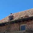 Жителите на Шипка сами ремонтират изпочупените от бурята покриви