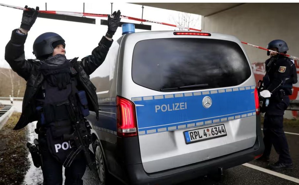 Застреляха мъж, намушка няколко души на футболно парти в Германия