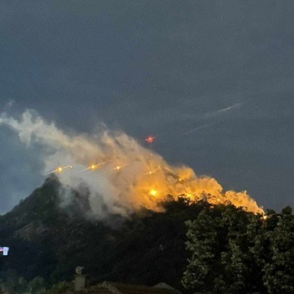 Пожар бушува на Младежкия хълм Пламъците се разрастват изключително бързо