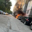 Кола избухна в пламъци пред блок в Пловдив СНИМКА