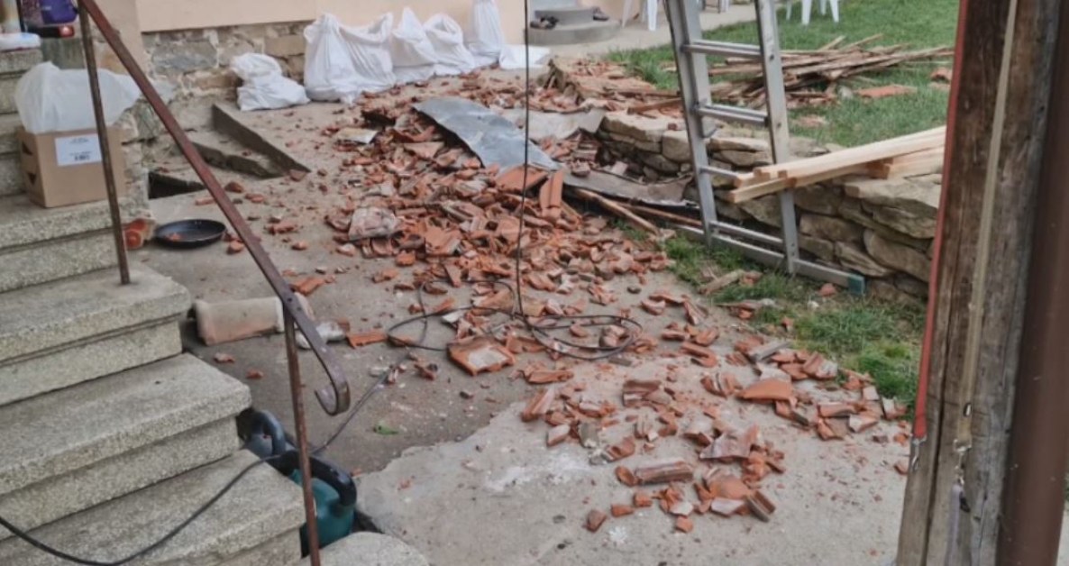 Застрахователи бавят ремонта на пострадали къщи след бурята във Великотърновско