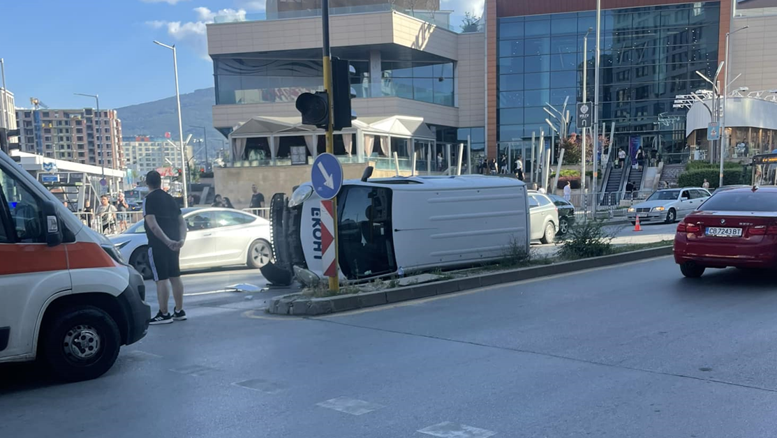 Катастрофа между микробус и лек автомобил в София