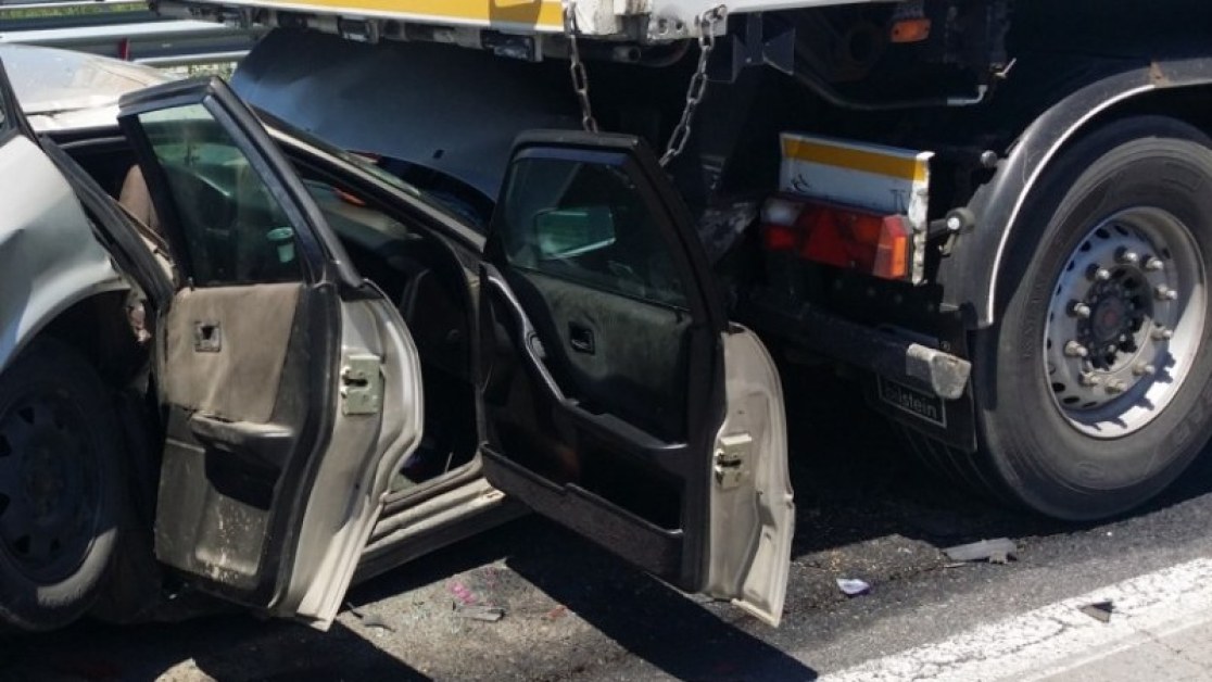Кола се заби в камион в Пазарджишко, мъж е откаран в болница
