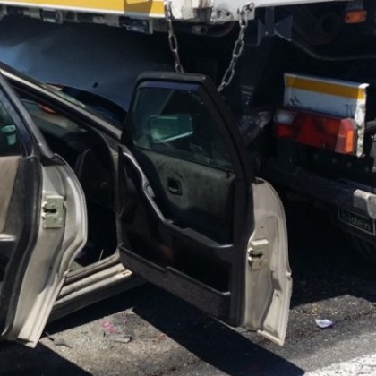 Лек автомобил се е блъснал в камион на пътя Ветрен Пазарджик