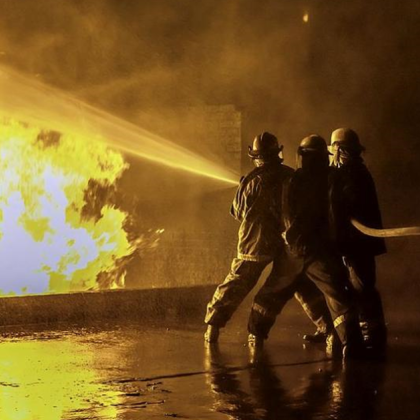 Силен пожар се разрази в индустриална зона на Истанбул и