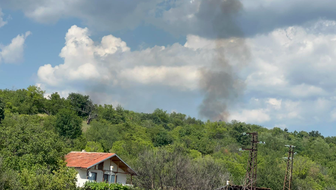 Пожар гори край военния полигон 