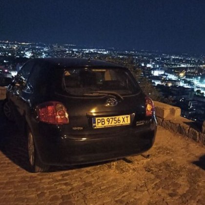 Пловдивчанин се качи с колата си на Младежки хълм Колата
