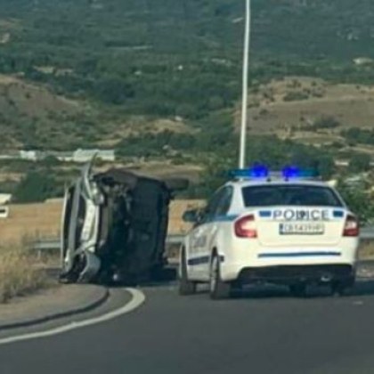 Лек автомобил се обърна странично на пътя Асеновград Пловдив Инцидентът е