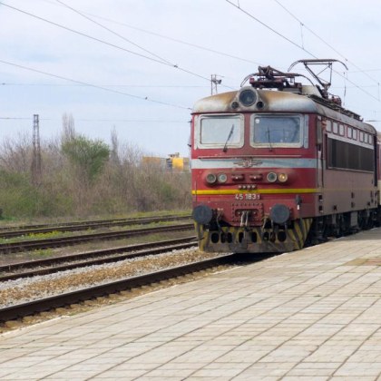 Крайградски пътнически влак е блъснал лек автомобил на жп прелез