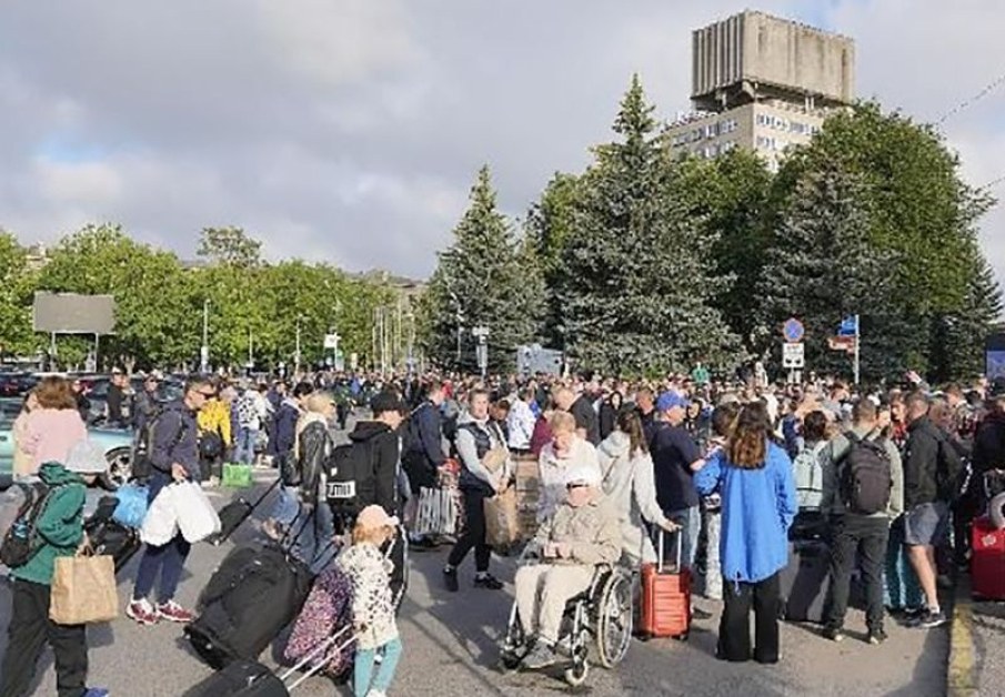 Заснеха огромни опашки на границата между Русия и Естония