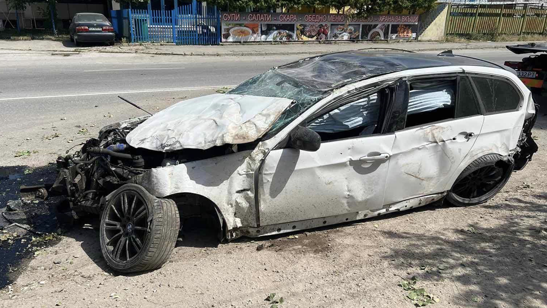 Водач на БМВ самокатастрофира в София СНИМКИ