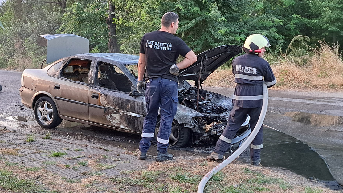 Лек автомобил се запали и горя като факла в град Баня ВИДЕО+СНИМКИ