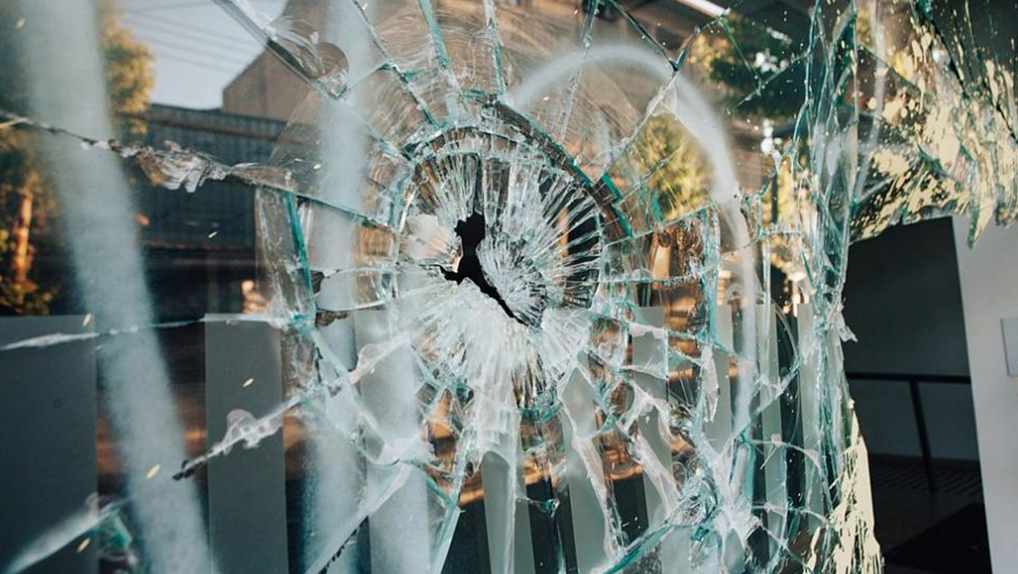 Мъж счупи прозорец на офис на ГРАО в Габрово