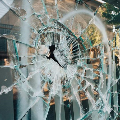 Мъж е счупил прозорец на офиса на Гражданска регистрация и