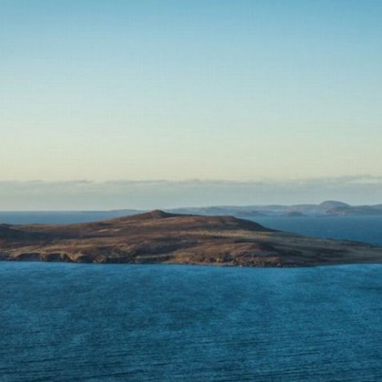 От десетилетия отдалечен остров близо до Шотландия стои необитаем поради