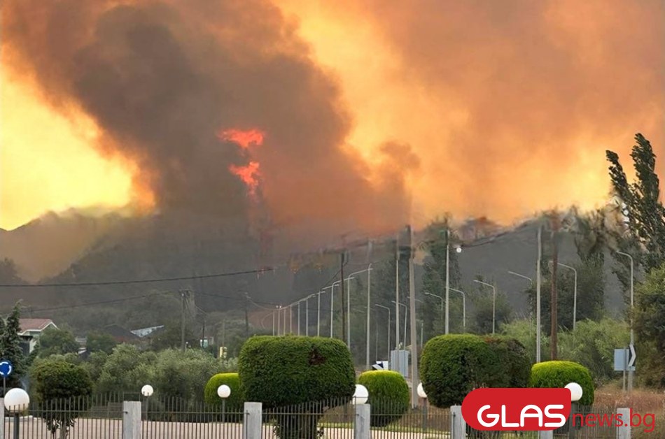 Затвориха път в Гърция заради пожар СНИМКИ