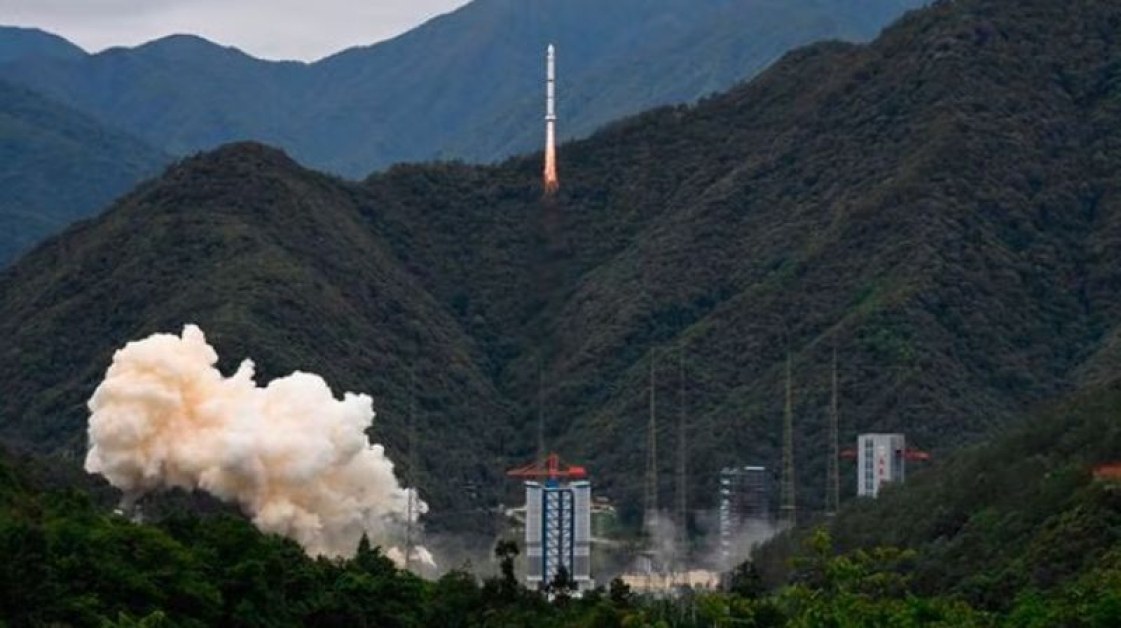 Хора бягат в паника! Космическа ракета падна близо до жилищен квартал в Китай ВИДЕО