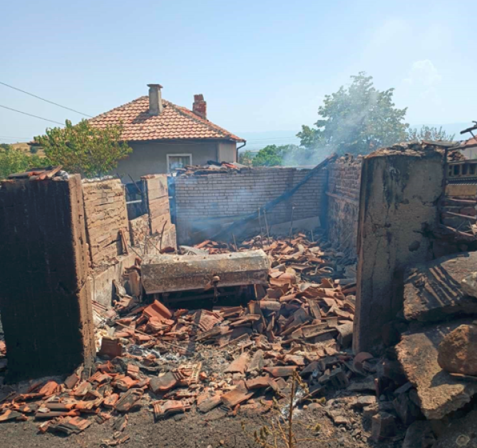 Нов пожар в Пазарджишко, изгоряха две къщи   СНИМКИ