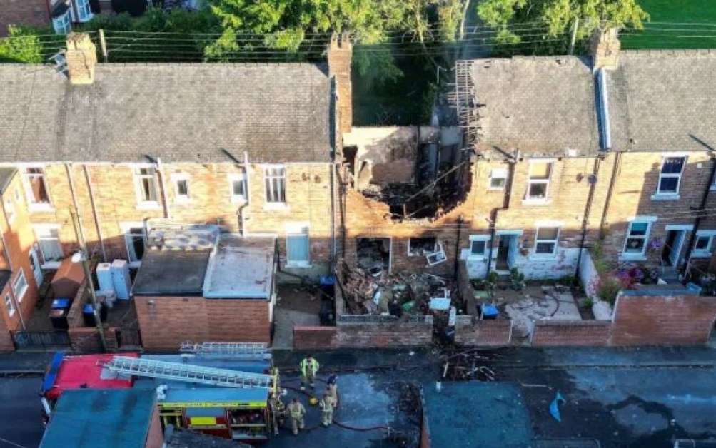 Експлозия разруши къща в Англия СНИМКИ