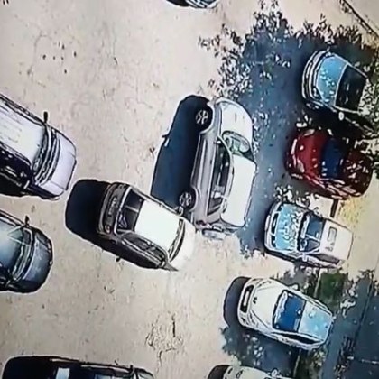 Шофьор огъна предницата на кола и офейка ВИДЕО